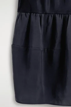 MINIKLEID MIT RAFFUNGEN