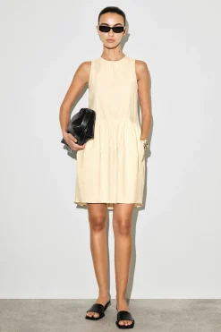 MINIKLEID MIT RAFFUNGEN