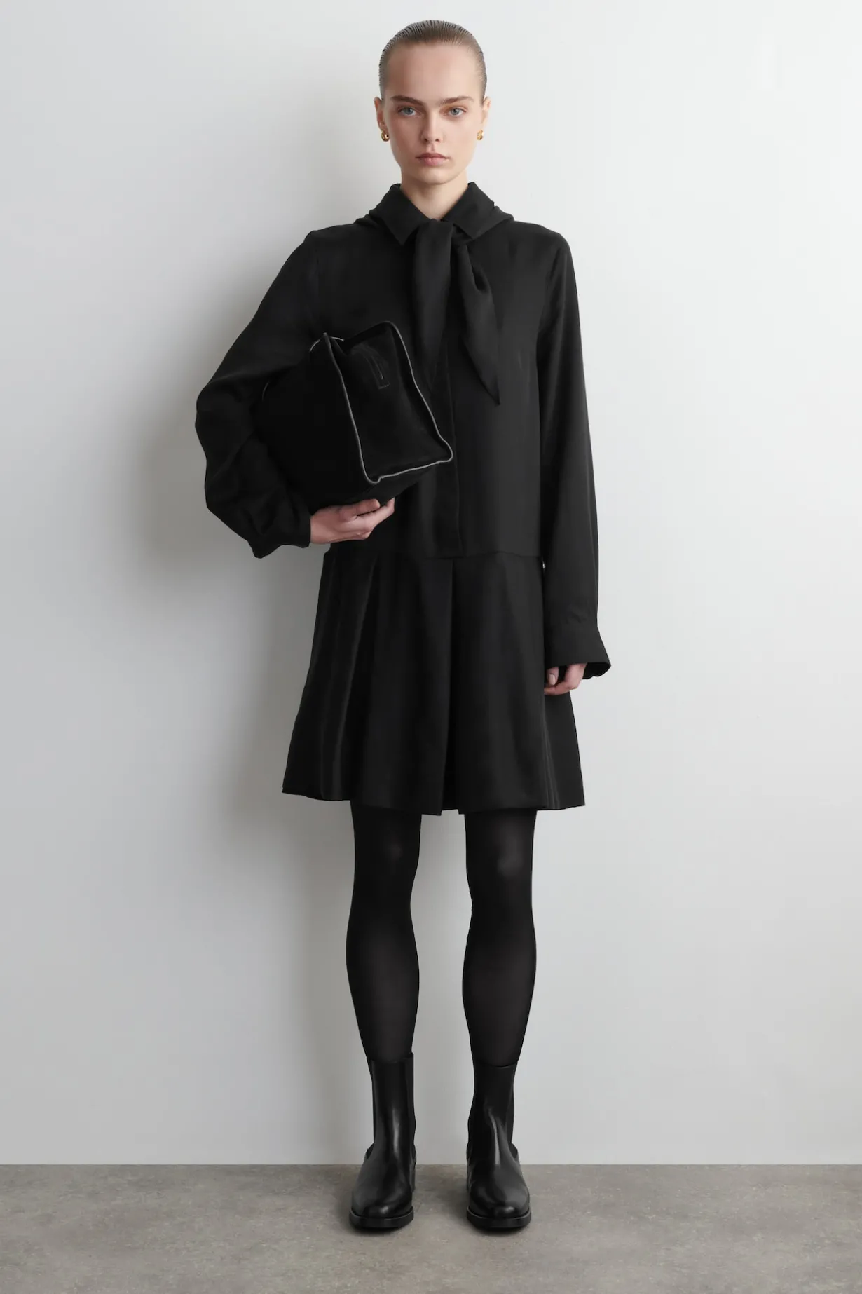 MINIKLEID MIT SCHALDETAIL UND NIEDRIGER TAILLE