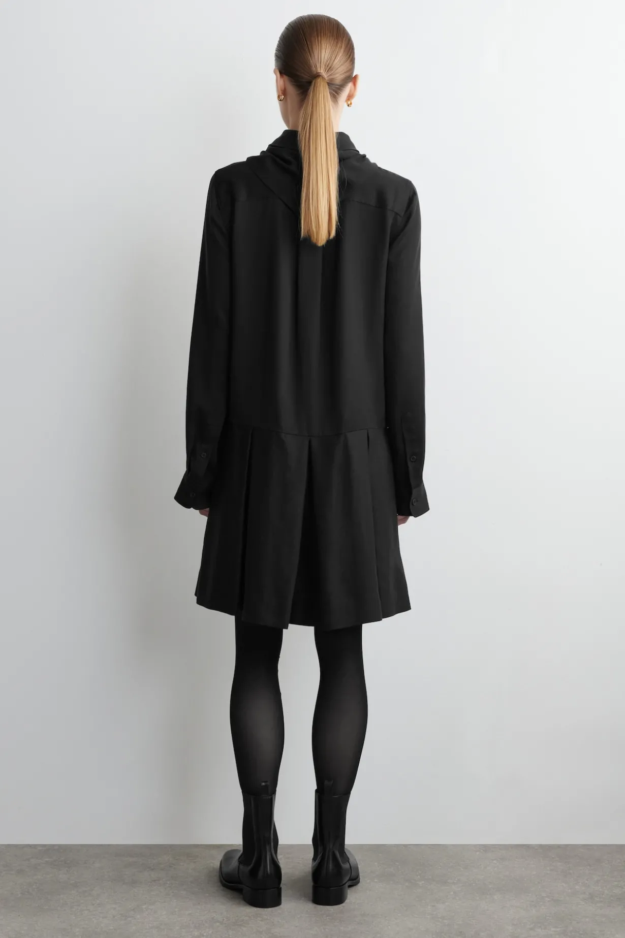 MINIKLEID MIT SCHALDETAIL UND NIEDRIGER TAILLE