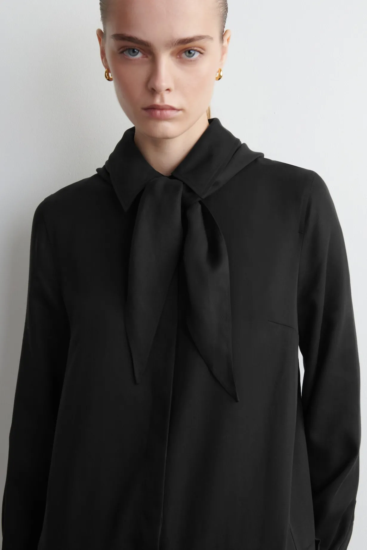 MINIKLEID MIT SCHALDETAIL UND NIEDRIGER TAILLE