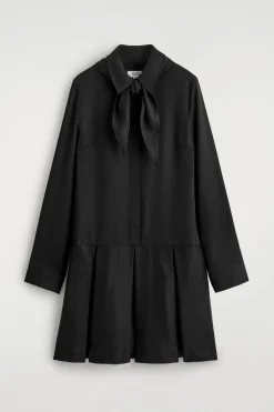 MINIKLEID MIT SCHALDETAIL UND NIEDRIGER TAILLE