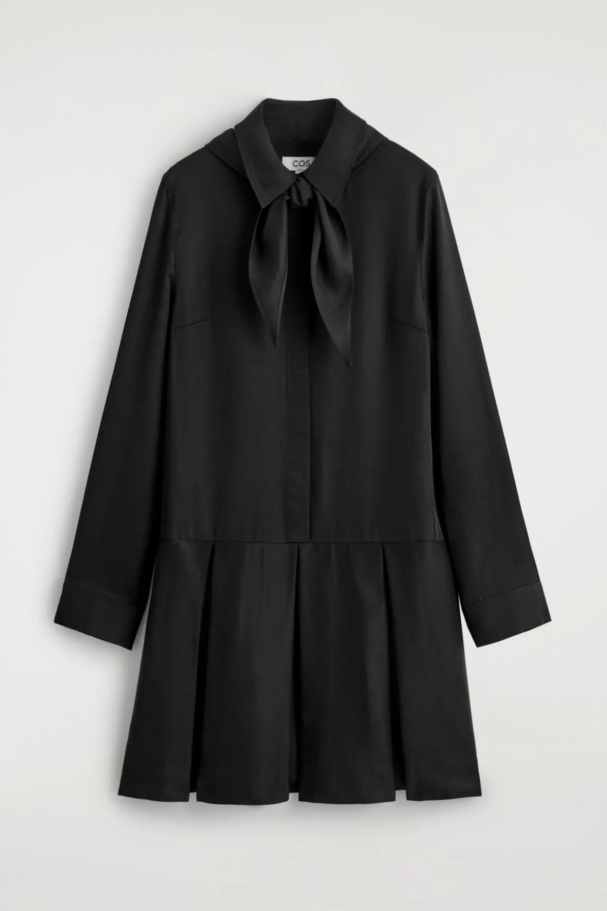 MINIKLEID MIT SCHALDETAIL UND NIEDRIGER TAILLE