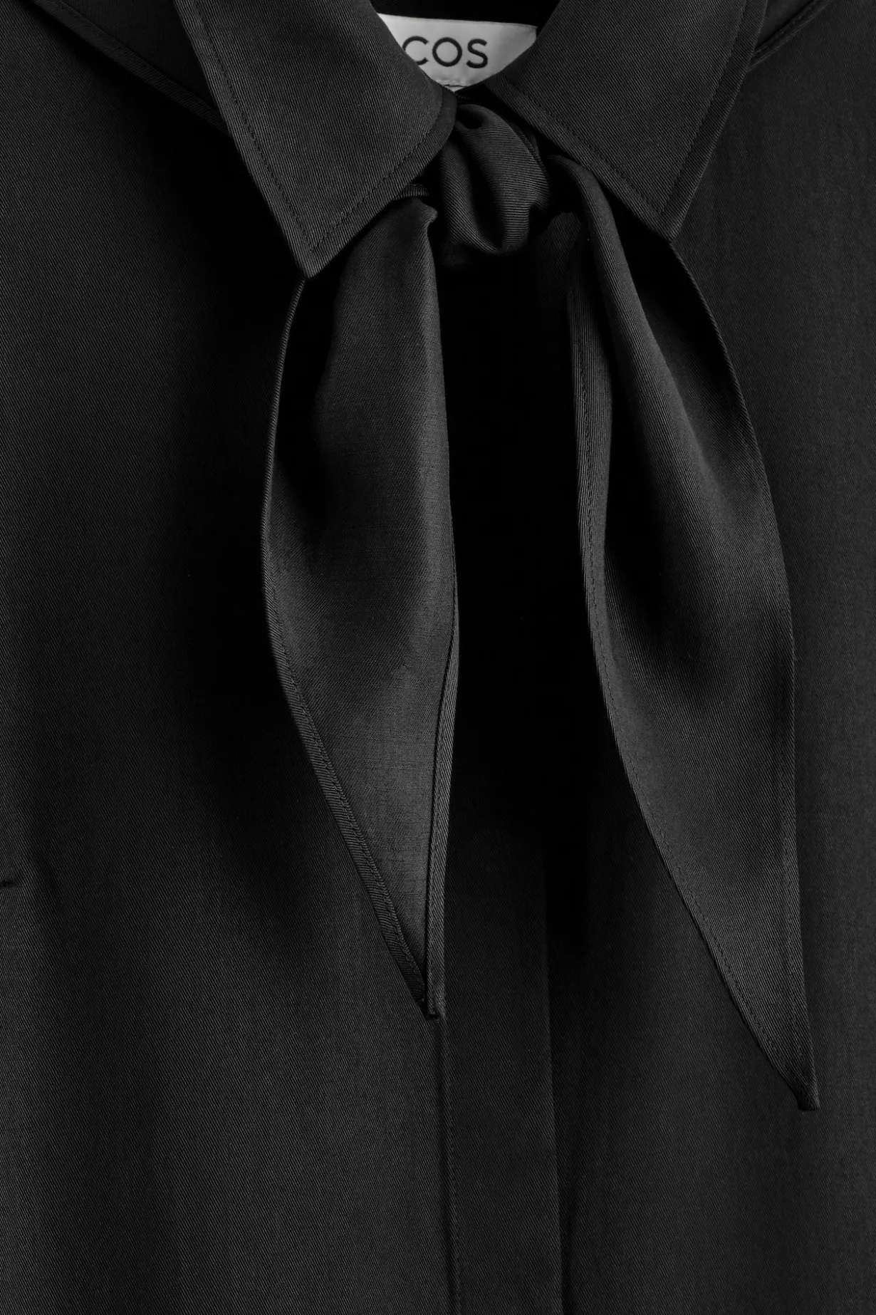 MINIKLEID MIT SCHALDETAIL UND NIEDRIGER TAILLE