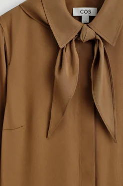MINIKLEID MIT SCHALDETAIL UND NIEDRIGER TAILLE