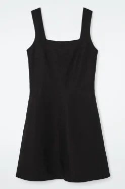 MINI-SCHÜRZENKLEID MIT KARREE-AUSSCHNITT