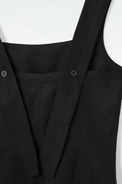 MINI-SCHÜRZENKLEID MIT KARREE-AUSSCHNITT