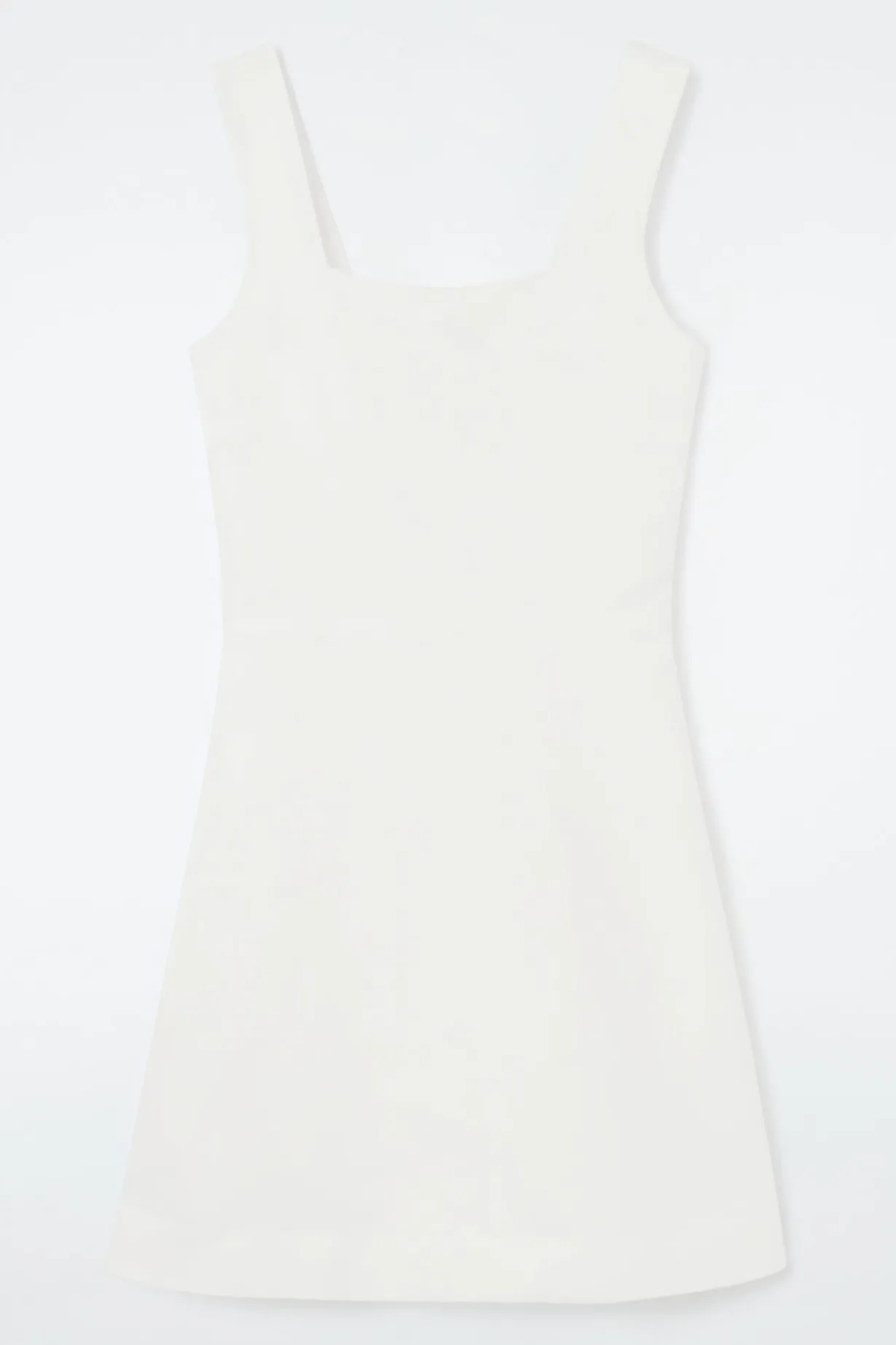 MINI-SCHÜRZENKLEID MIT KARREE-AUSSCHNITT