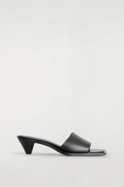 MULES AUS LEDER MIT KITTEN-HEEL