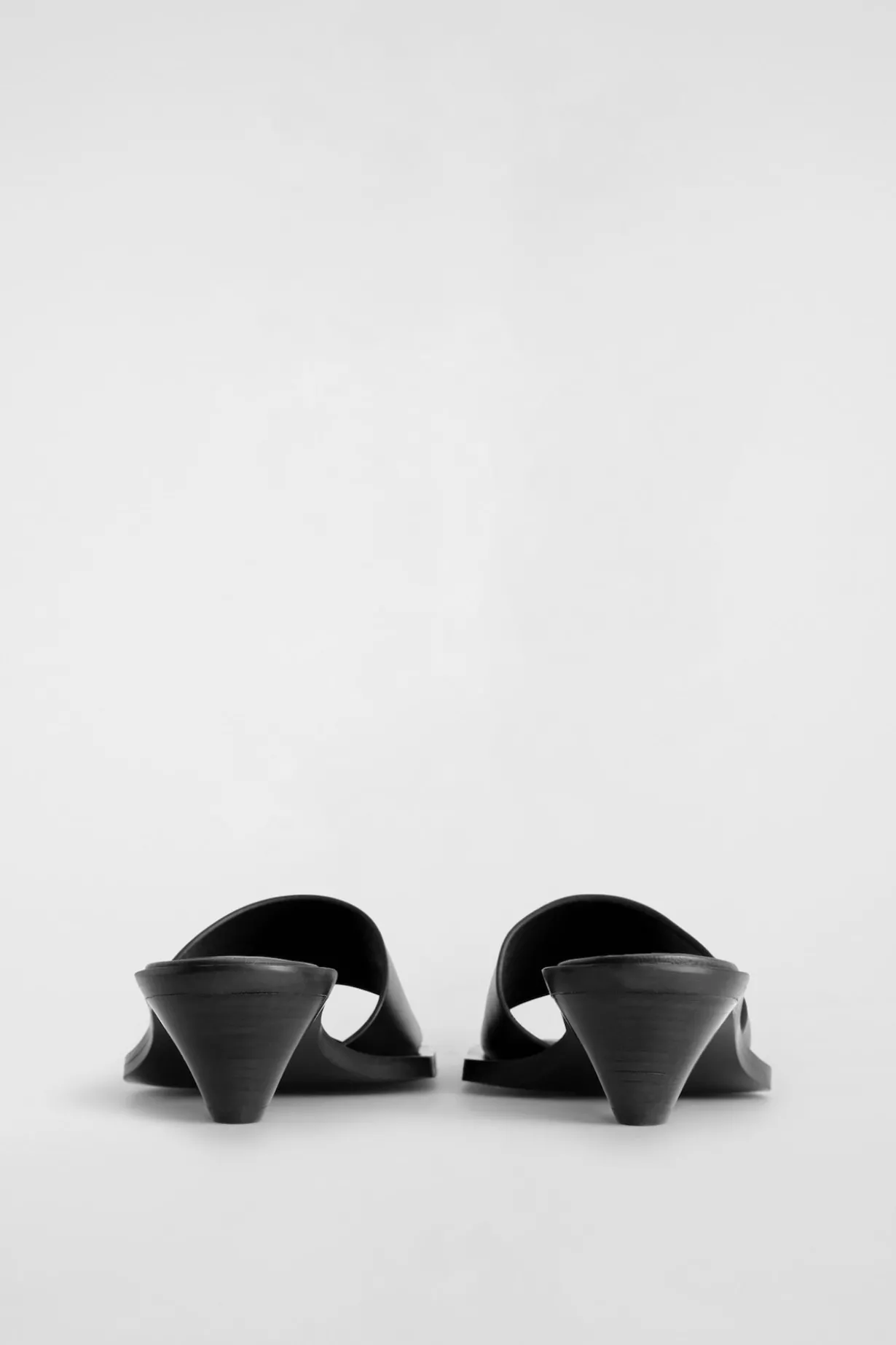 MULES AUS LEDER MIT KITTEN-HEEL