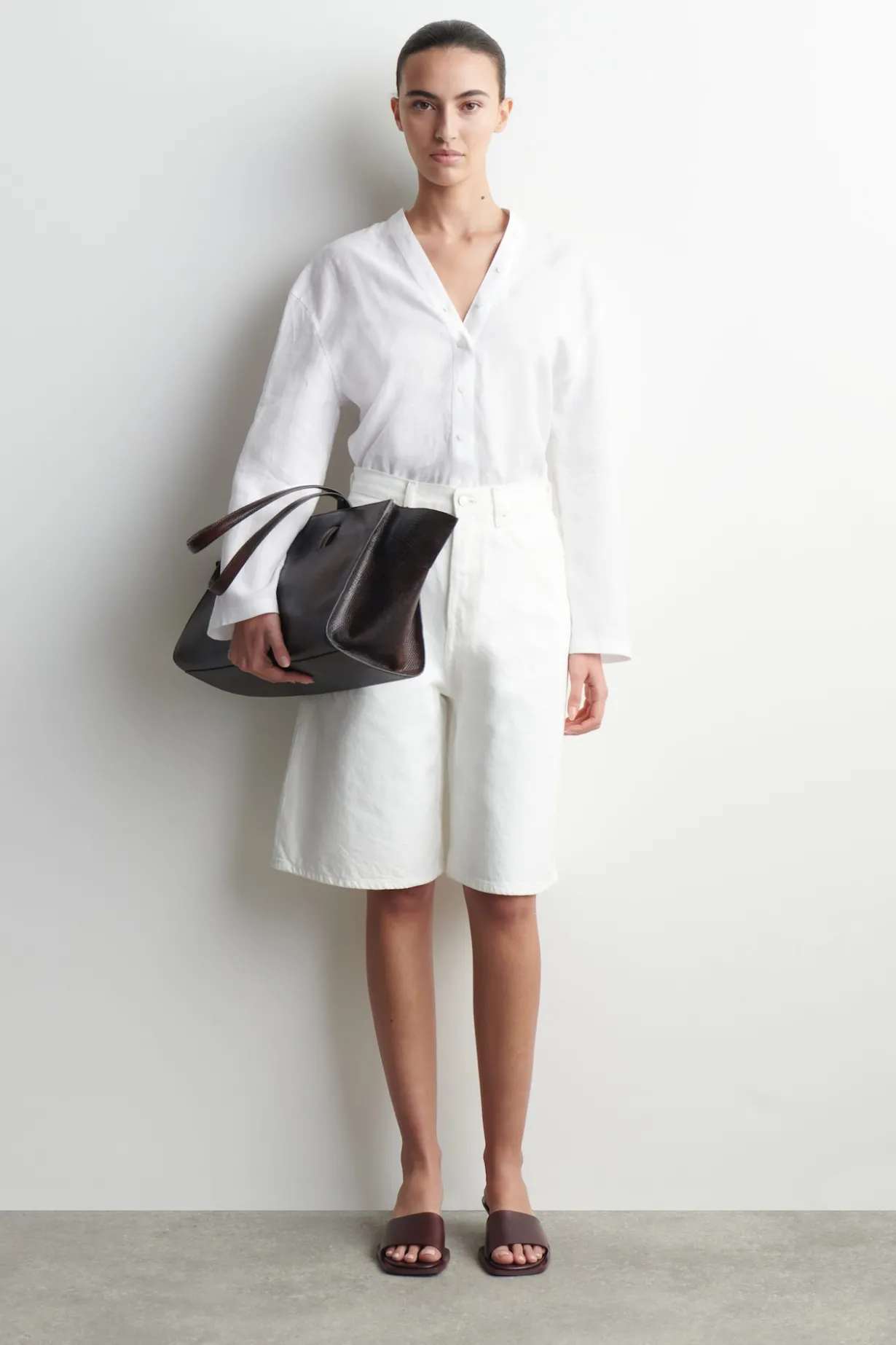 MULES AUS LEDER MIT KITTEN-HEEL