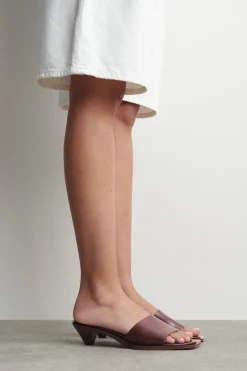 MULES AUS LEDER MIT KITTEN-HEEL