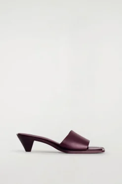 MULES AUS LEDER MIT KITTEN-HEEL