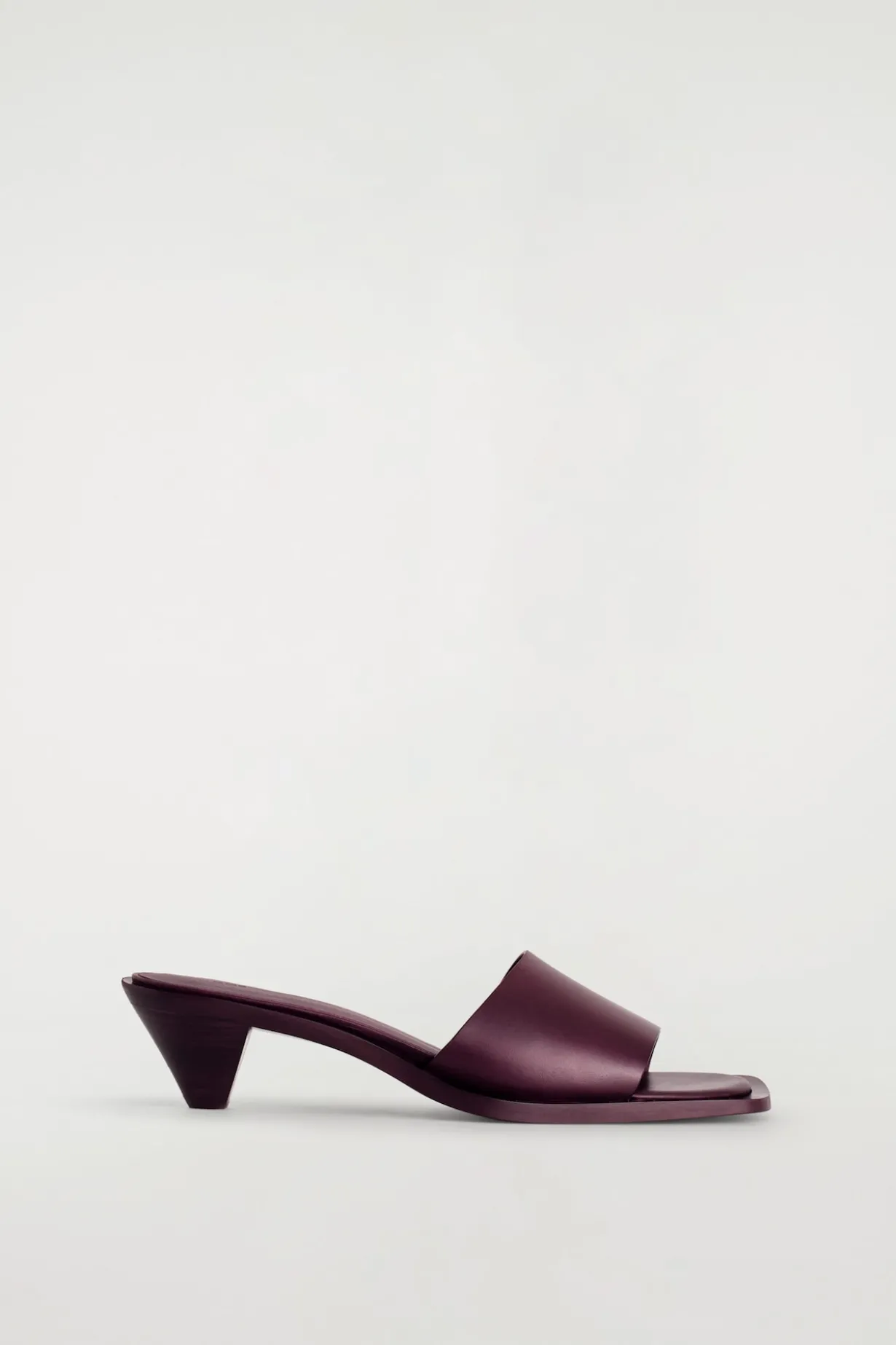 MULES AUS LEDER MIT KITTEN-HEEL