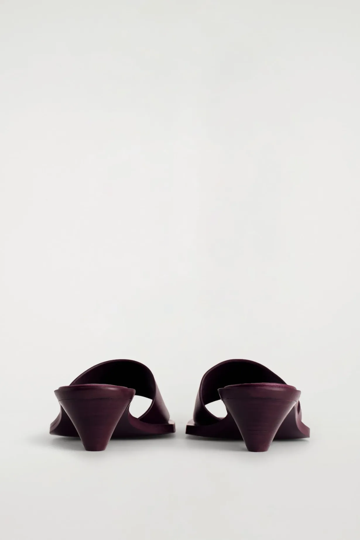 MULES AUS LEDER MIT KITTEN-HEEL