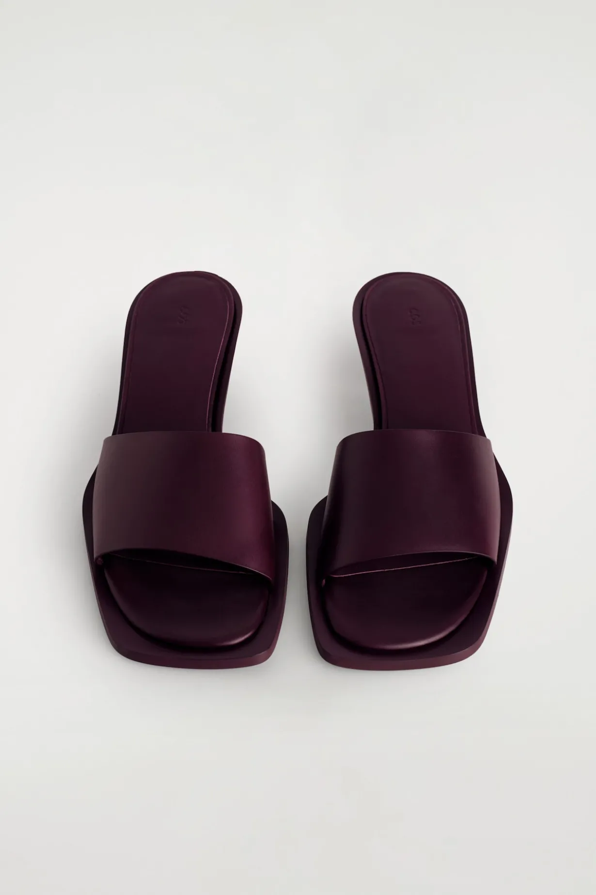 MULES AUS LEDER MIT KITTEN-HEEL