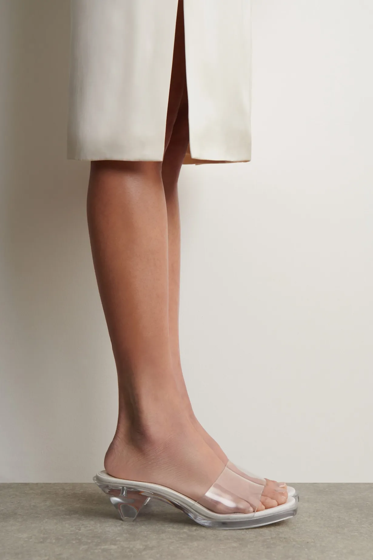 MULES AUS PERSPEX MIT KITTEN-HEEL