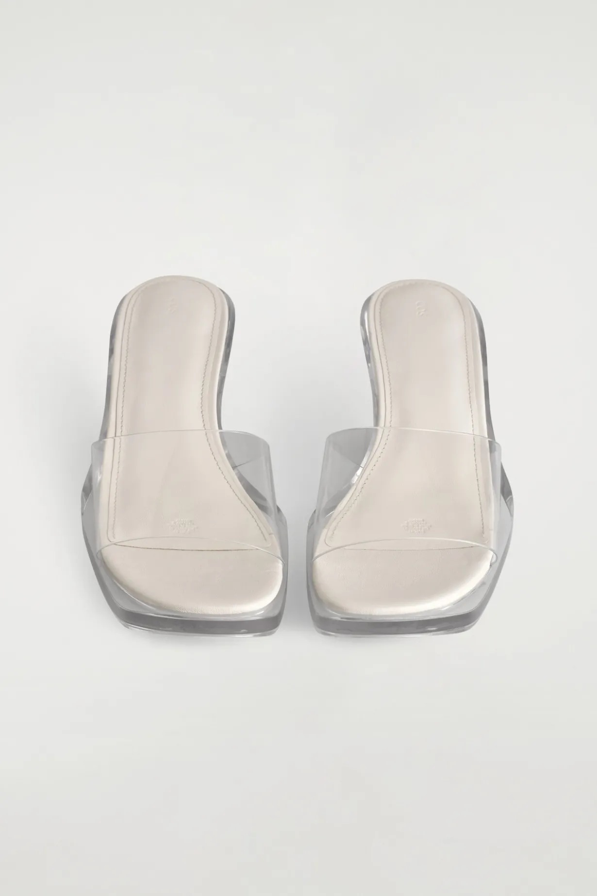 MULES AUS PERSPEX MIT KITTEN-HEEL