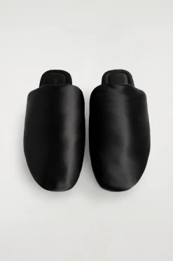 MULES AUS SATIN
