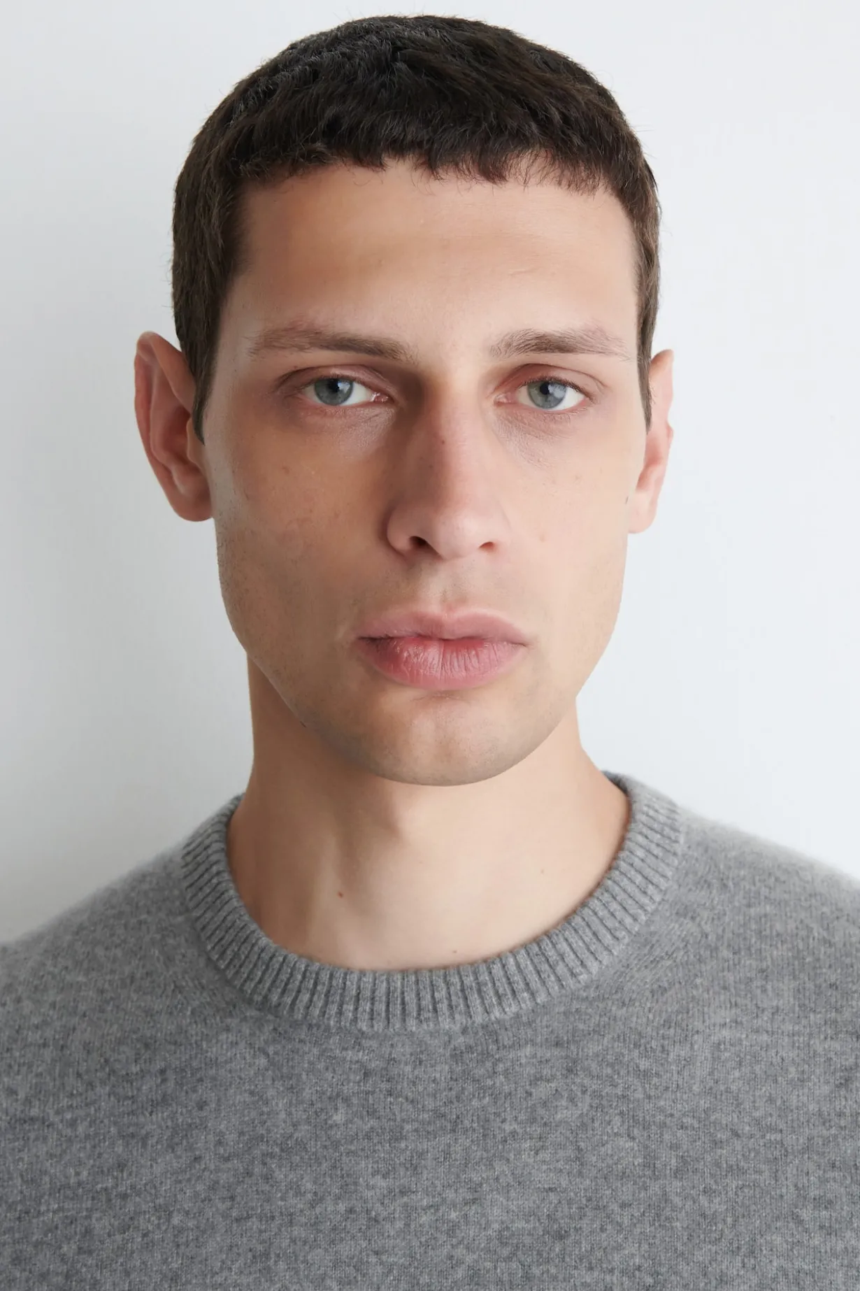 NAHTLOSER KASCHMIRPULLOVER MIT RUNDHALSAUSSCHNITT