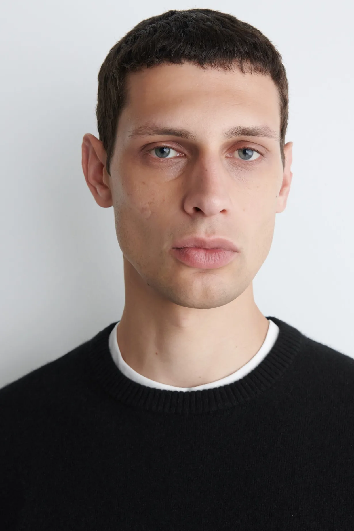 NAHTLOSER KASCHMIRPULLOVER MIT RUNDHALSAUSSCHNITT