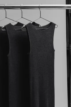 NAHTLOSES MINIKLEID AUS MERINOWOLLE