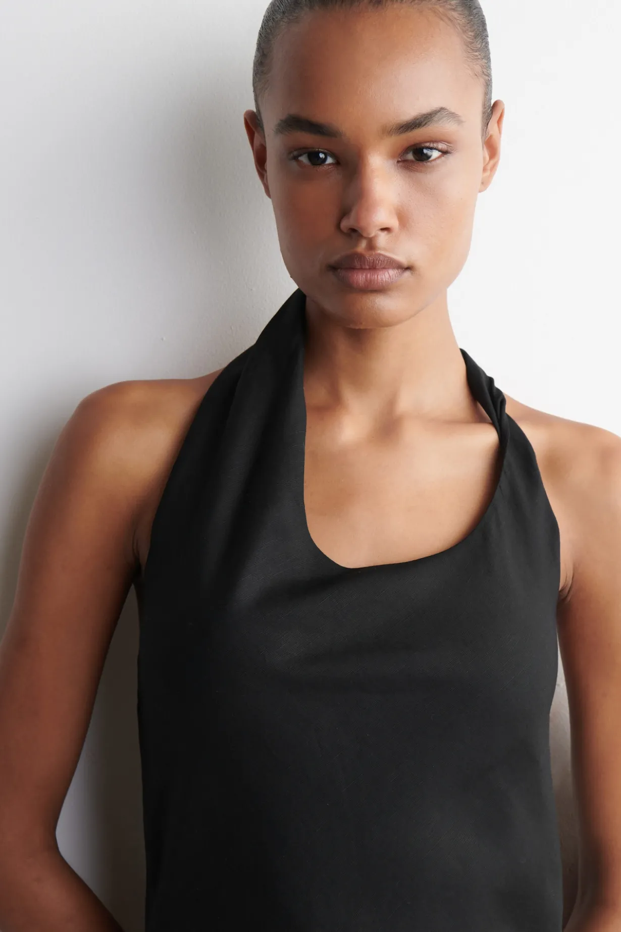 NECKHOLDER-KLEID AUS LEINEN-MIX