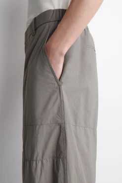 NYLONHOSE MIT BARREL-BEIN UND LOCKERER PASSFORM