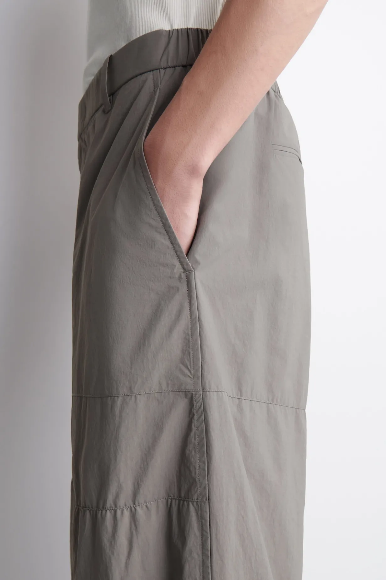 NYLONHOSE MIT BARREL-BEIN UND LOCKERER PASSFORM