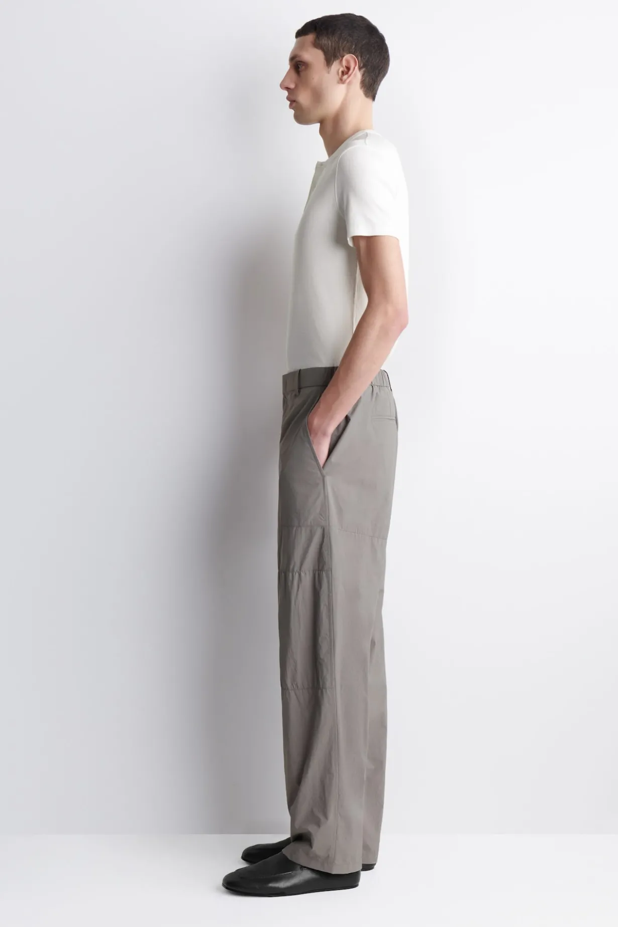 NYLONHOSE MIT BARREL-BEIN UND LOCKERER PASSFORM