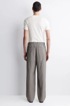 NYLONHOSE MIT BARREL-BEIN UND LOCKERER PASSFORM