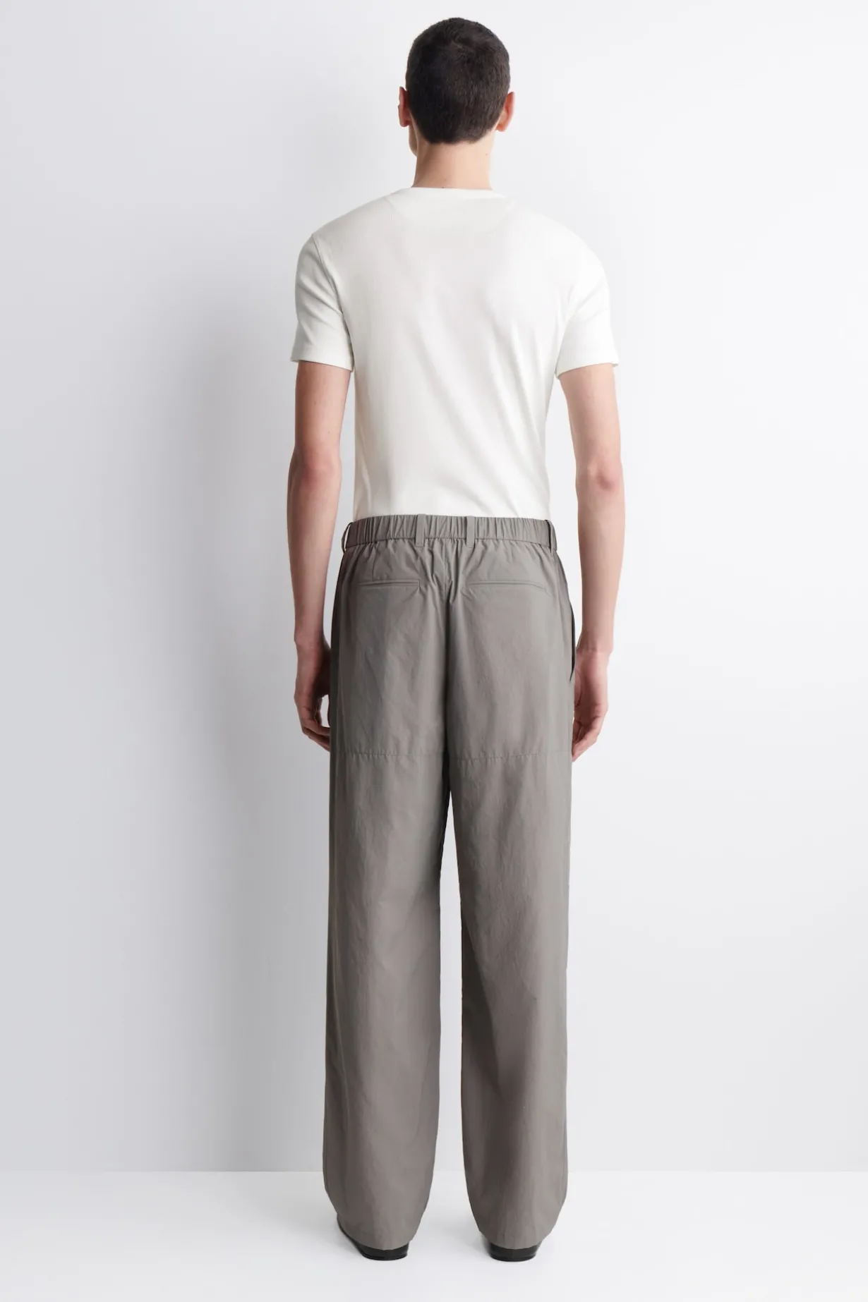 NYLONHOSE MIT BARREL-BEIN UND LOCKERER PASSFORM