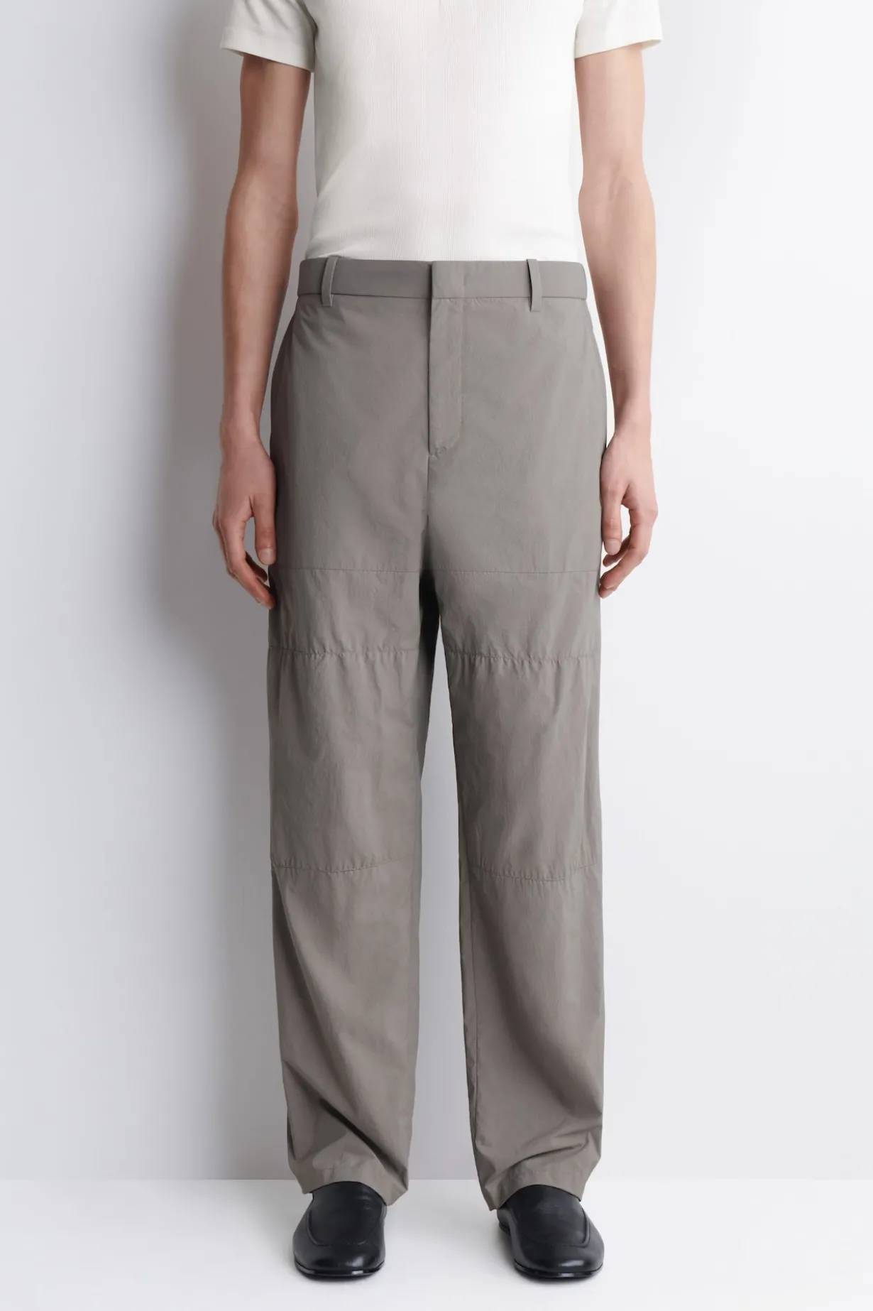 NYLONHOSE MIT BARREL-BEIN UND LOCKERER PASSFORM