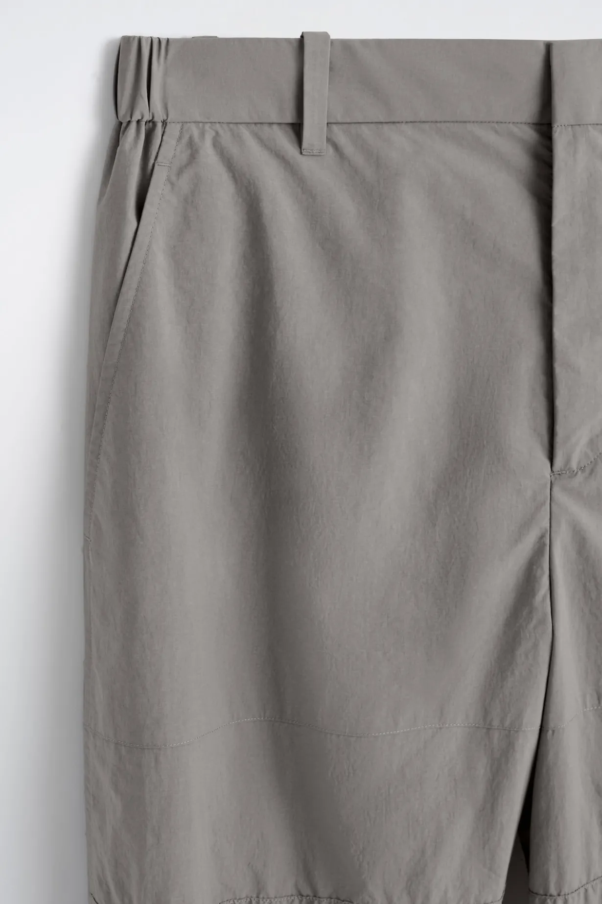 NYLONHOSE MIT BARREL-BEIN UND LOCKERER PASSFORM