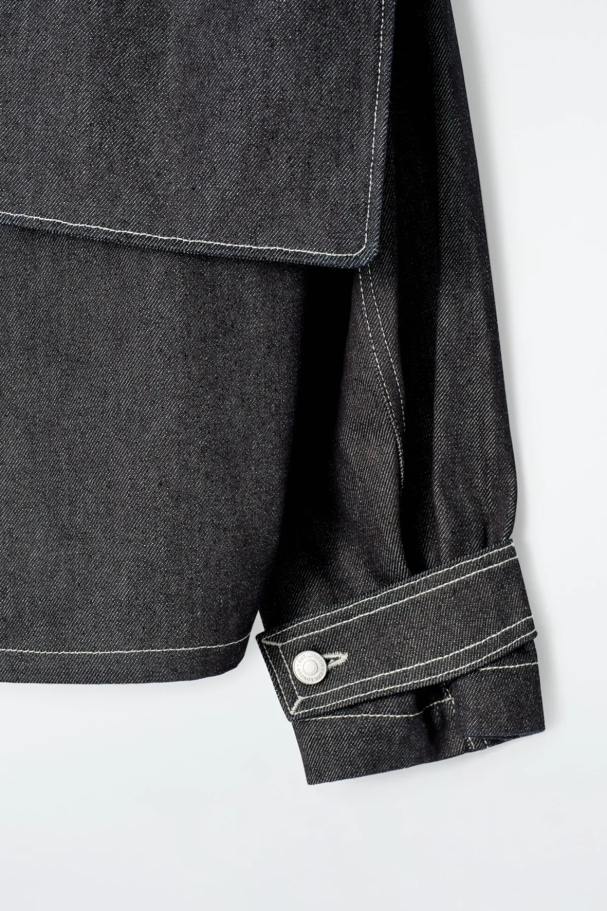 OBERTEIL AUS RAW DENIM MIT SCHALDETAIL