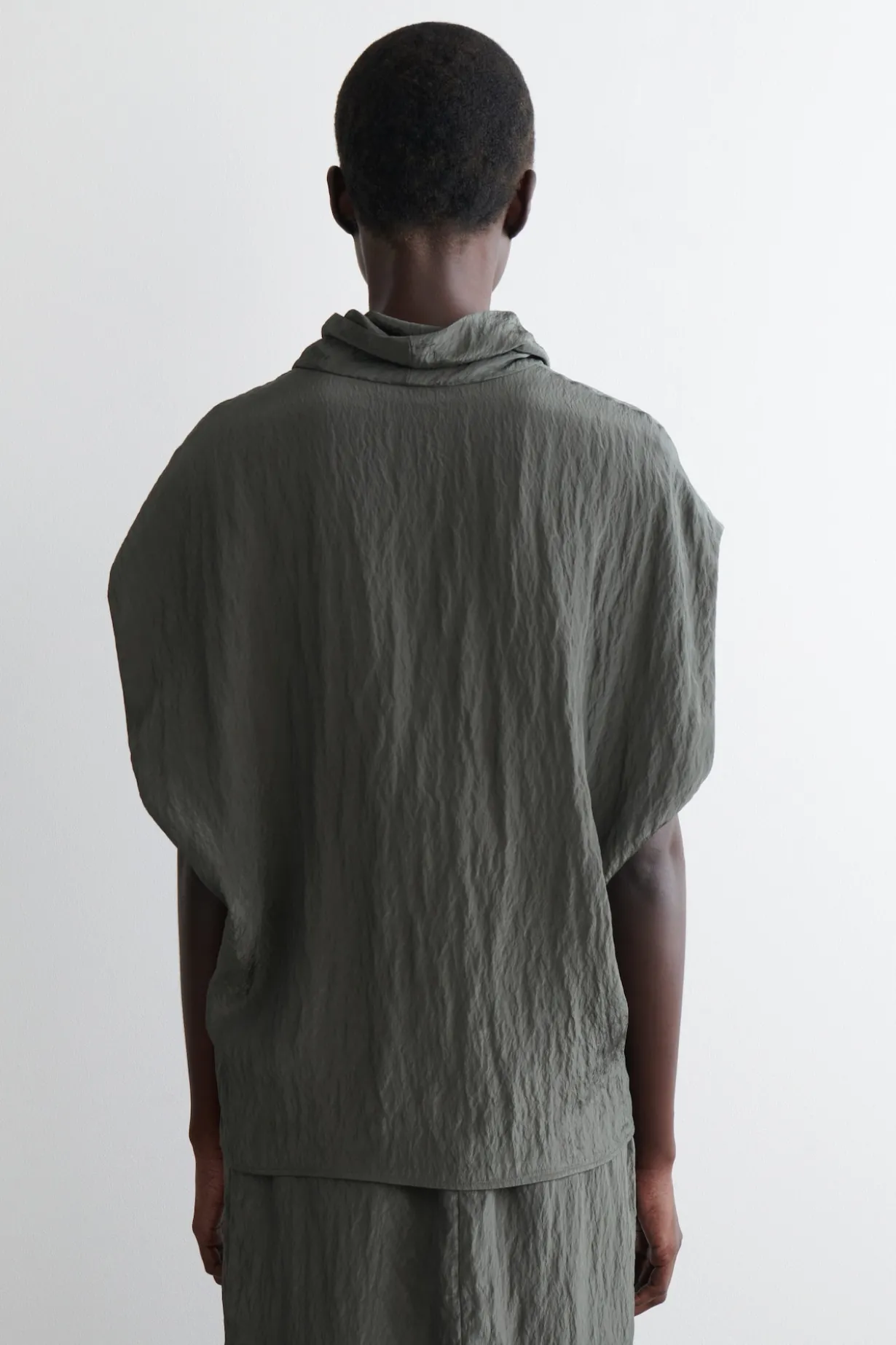 OBERTEIL AUS SATIN IN KNITTEROPTIK