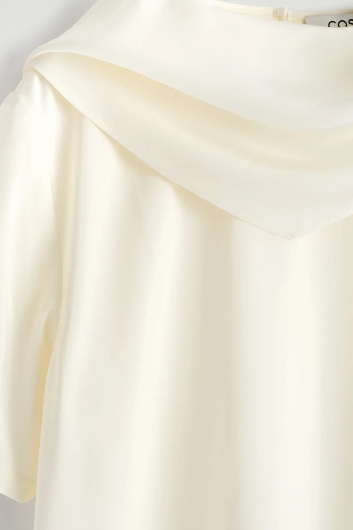 OBERTEIL MIT DRAPIERTEM SCHALDETAIL