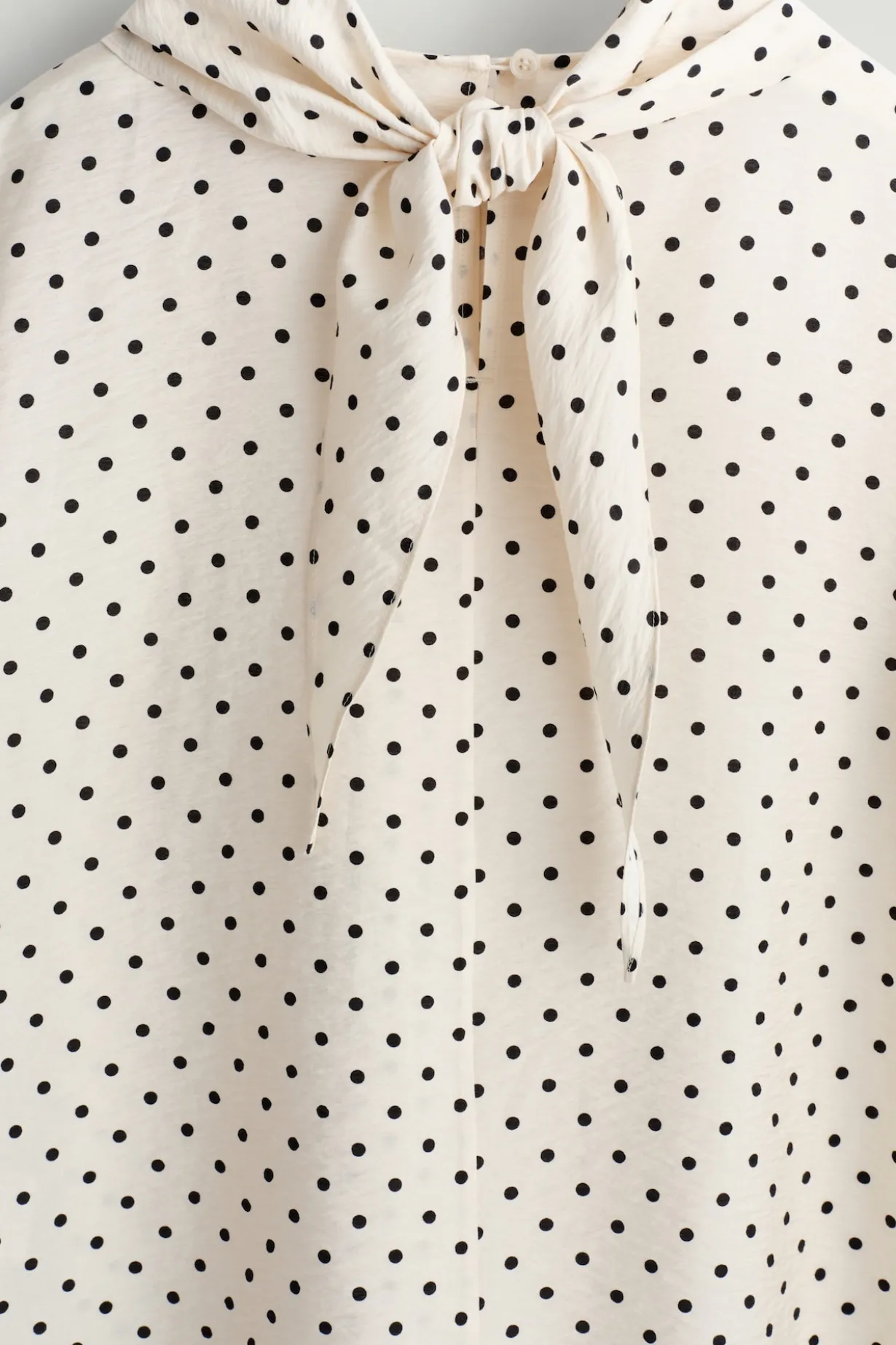 OBERTEIL MIT DRAPIERTEM SCHALDETAIL