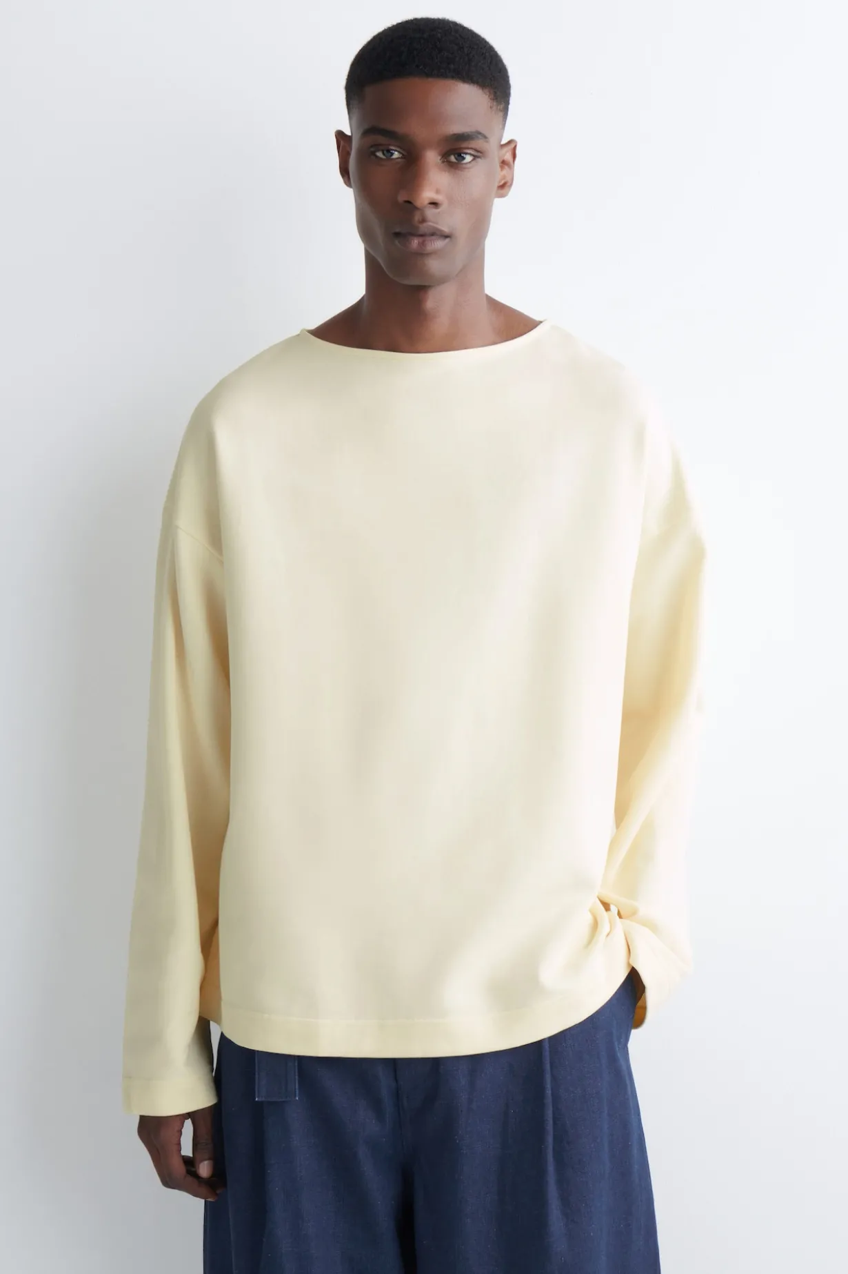 OVERSIZED-SWEATSHIRT MIT U-BOOT-AUSSCHNITT