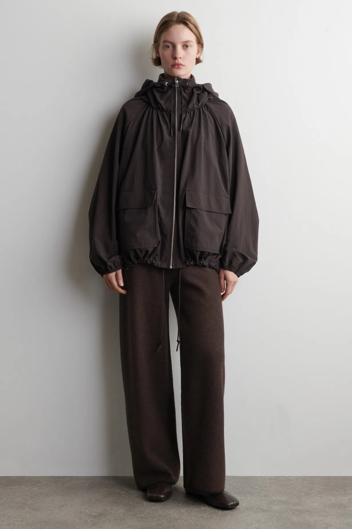 PARKA AUS FUNKTIONSMATERIAL MIT KAPUZE