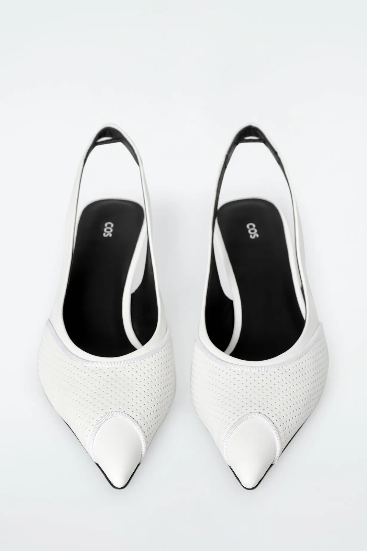 PERFORIERTE HEELS AUS LEDER MIT SLINGBACK-RIEMEN