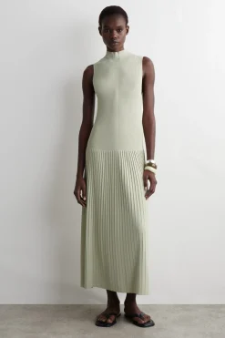 PLISSIERTES MAXIKLEID MIT HOHEM KRAGEN