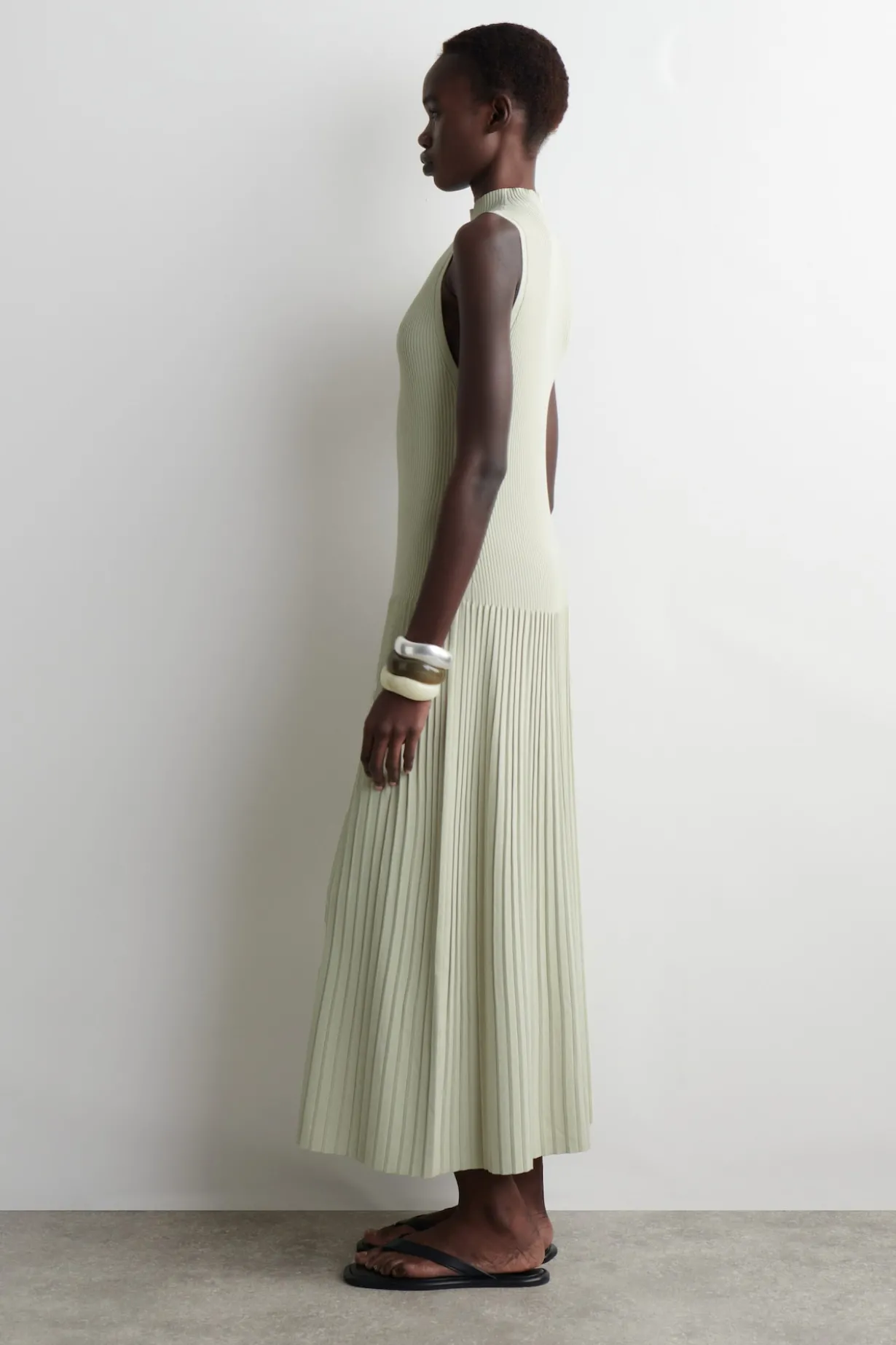 PLISSIERTES MAXIKLEID MIT HOHEM KRAGEN