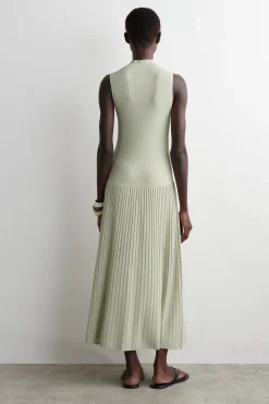 PLISSIERTES MAXIKLEID MIT HOHEM KRAGEN