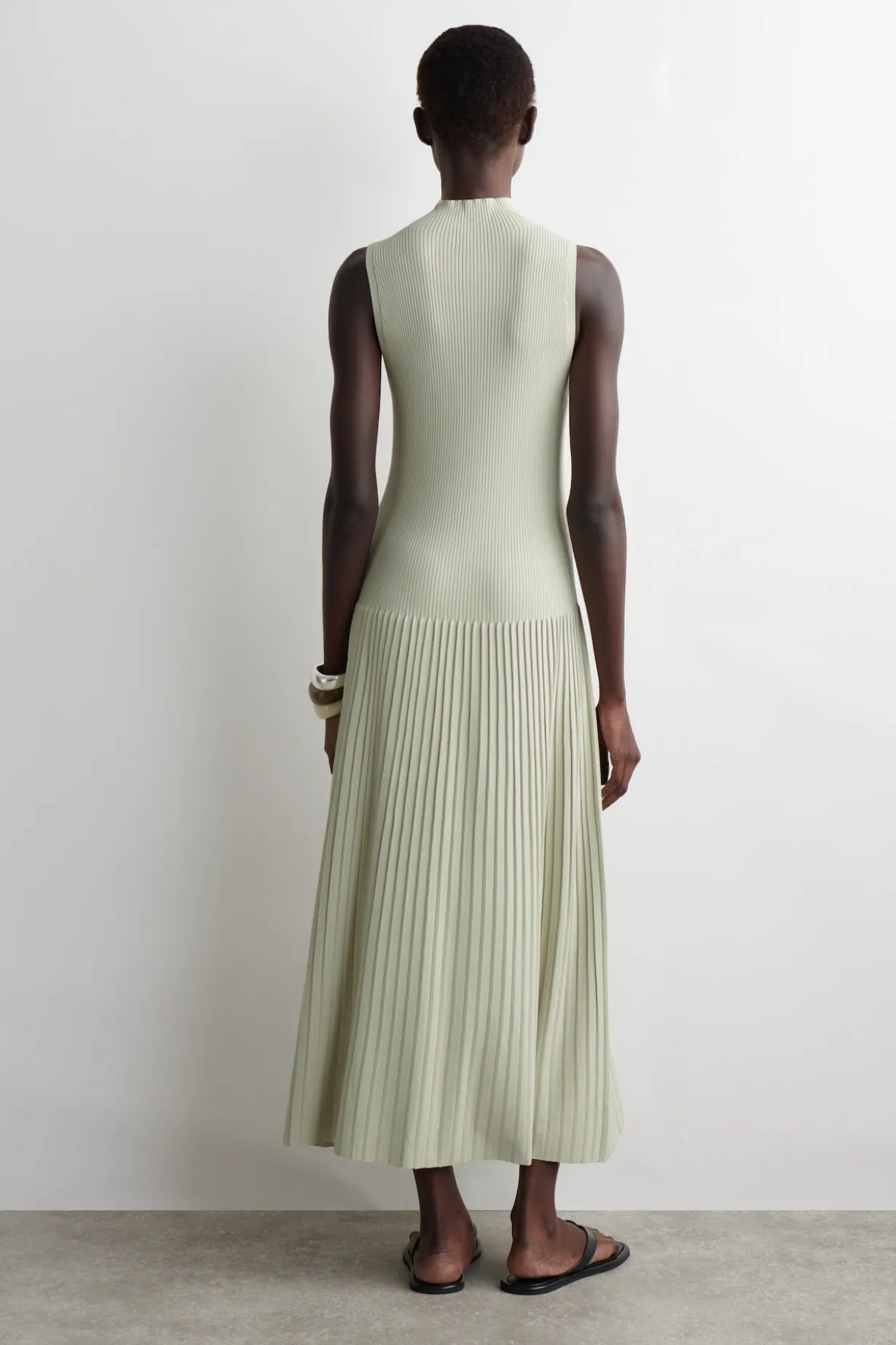 PLISSIERTES MAXIKLEID MIT HOHEM KRAGEN