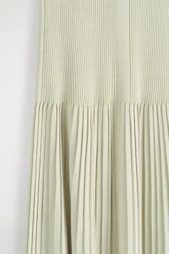 PLISSIERTES MAXIKLEID MIT HOHEM KRAGEN