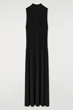 PLISSIERTES MAXIKLEID MIT HOHEM KRAGEN