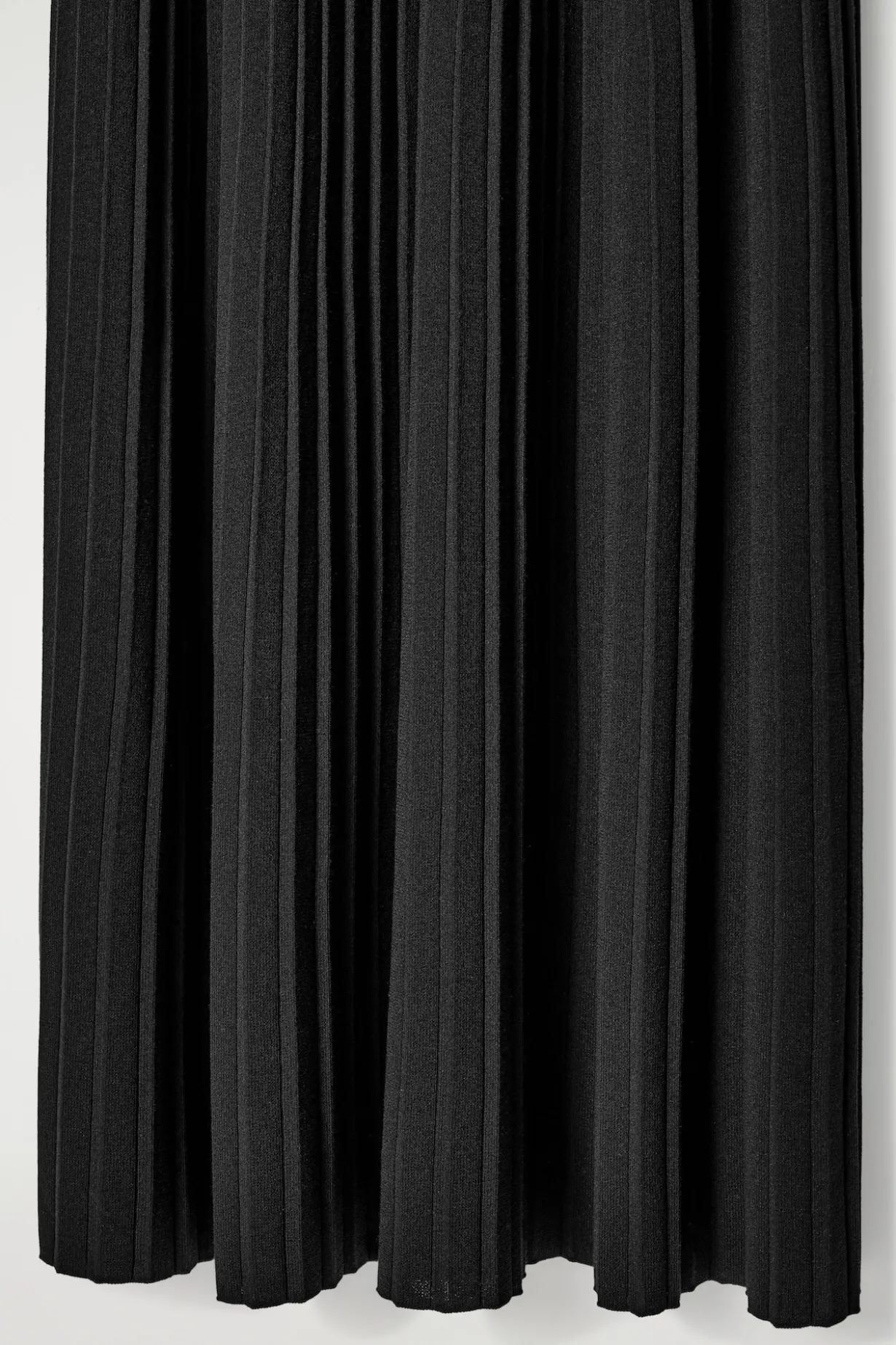 PLISSIERTES MAXIKLEID MIT HOHEM KRAGEN