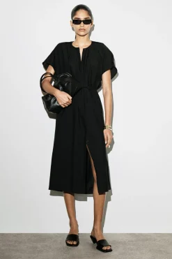 PLISSIERTES MIDIKLEID MIT GÜRTEL