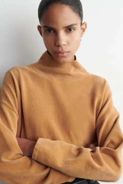PULLOVER AUS CHENILLE MIT TRICHTERKRAGEN